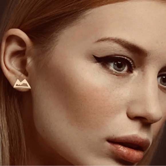 “Mountainscape” Mountain Icecap Peak Hike Climb Mini Tiny Yellow Gold Steel Stud - Picture 2 of 7